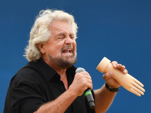 Grillo show al Circo Massimo: "Troppi poteri al Capo dello Stato"