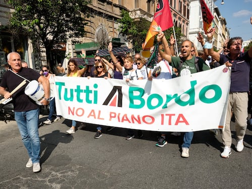 In Alitalia la paga può attendere: il 50% del salario non arriverà. Flop sul marchio