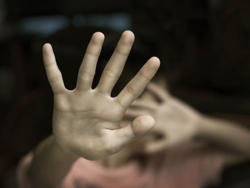 Abusa della nipote di 11 anni, l'insegnante della ragazzina lo fa arrestare