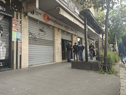 Uomo trovato impiccato nel suo bar della Tiburtina