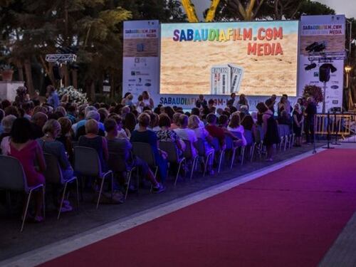 Via al "Sabaudia Film", la grande festa della commedia italiana