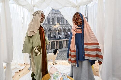 Volti oscurati di Gesù e Maria. Così Bruxelles omaggia l'Islam e Silvia Salis cancella il presepe