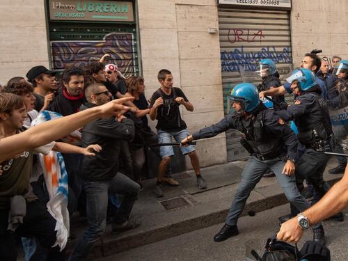 Torino, studenti di sinistra contro Meloni: "Non sei benvenuta", scontri con la polizia
