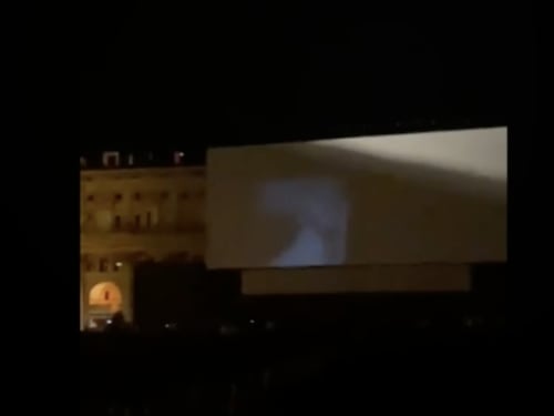 Proietta un porno sul maxischermo, gli anziani apprezzano ma per lui finisce male (video)
