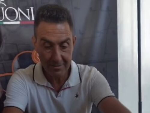 Roberto Vannacci lancia il suo sigaro via social: "Si fuma solo a destra"