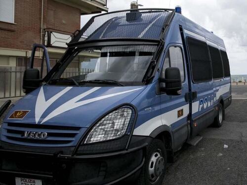 Nuova Ostia, spara verso le case da un autobus: scatta la caccia all'uomo