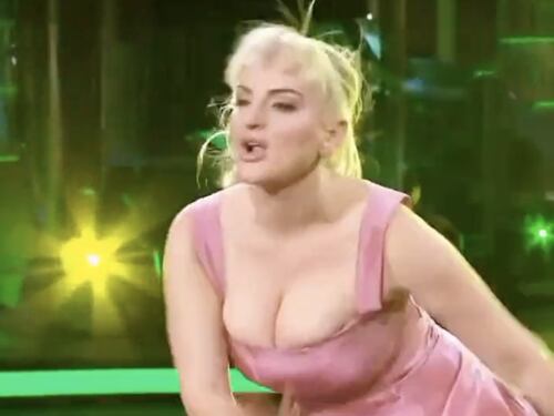 Arisa bomba sexy a Ballando con le stelle. Cosa le scappa su Vito Coppola, e il gossip vola