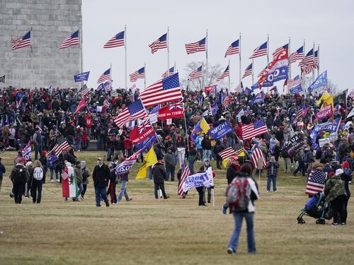 Manifestanti pro Trump irrompono nel Congresso. A Washington scatta il coprifuoco