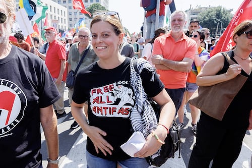 Ilaria Salis contro le nozze di Bezos a Venezia. Ma vende il libro su Amazon