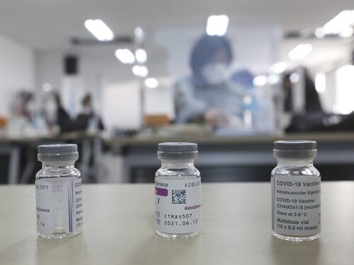 Vaccino AstraZeneca: i tedeschi non si fidano, in Italia lo danno anche ai 65enni