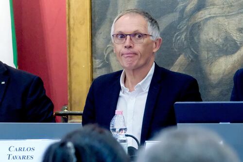 Stellantis, solita ricetta. Tavares batte cassa al governo: "In Italia se paga lo Stato"