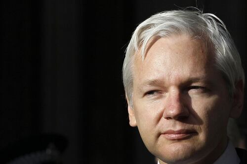 Julian Assange atterra negli Usa: "Pronto al patteggiamento"