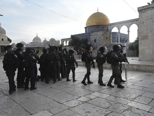 Israele limita l'accesso alla Spianata delle moschee. Hamas: "Spezzare le catene"