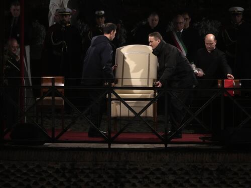 Il Papa non è al Colosseo. Da dove segue la Via Crucis