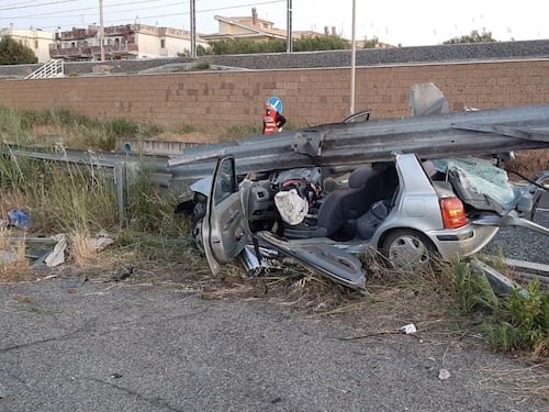 L'auto finisce sul guardrail. Giovane resta incastrato tra le lamiere