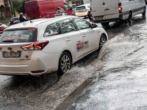Maltempo, auto bloccate dall'acqua alta. Salvati anche due bambini