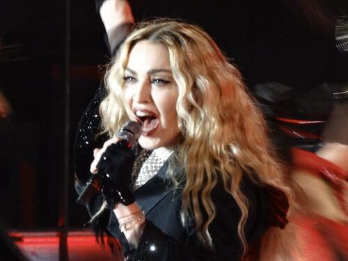 Madonna compie 40 anni di carriera ma sta male. Perché rimanda il "Celebration Tour"