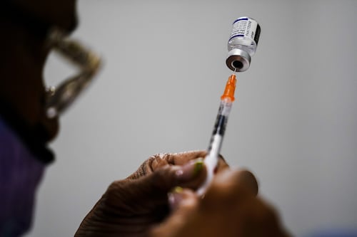 Covid, la nuova variante di Omicron spaventa il Brasile: "Così torna la pandemia"