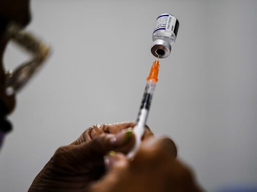 Covid, la nuova variante di Omicron spaventa il Brasile: "Così torna la pandemia"