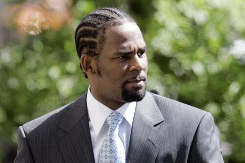 R. Kelly condannato per abusi e sfruttamento sessuale: 30 anni di prigione alla star degli anni '90