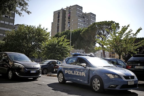 Roma, blitz della polizia a Tor Bella Monaca: arresti per spaccio e rapina, 200 identificati