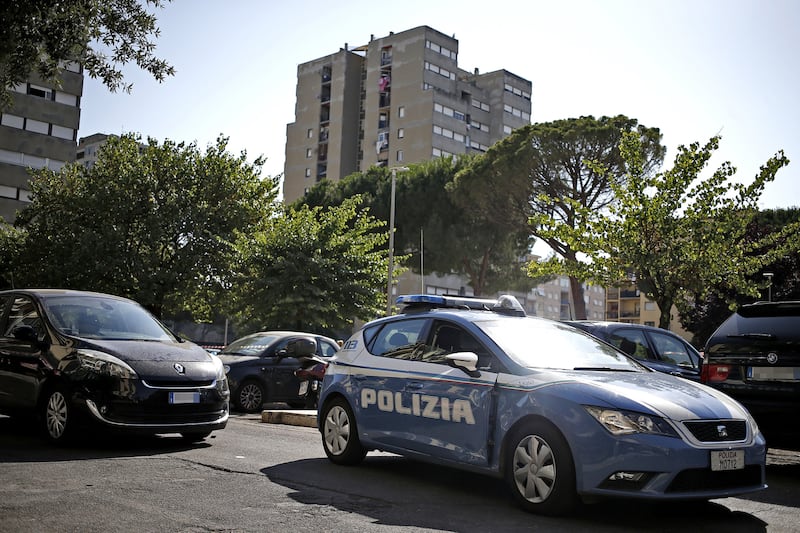 Roma, blitz della polizia a Tor Bella Monaca: arresti per spaccio e rapina, 200 identificati