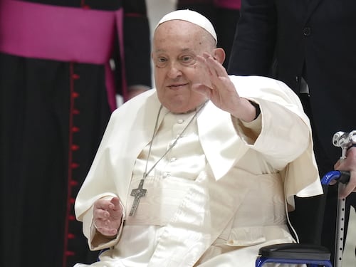 Bollettino Papa Francesco: "Lieve miglioramento". Ma la prognosi resta riservata