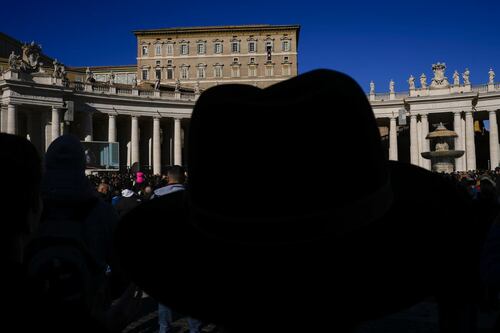 Roma, attimi di panico: uomo armato prova a entrare in piazza San Pietro