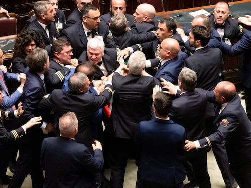 Camera, dalla Decima a “Bella ciao” e volano pugni. Deputato esce in carrozzina