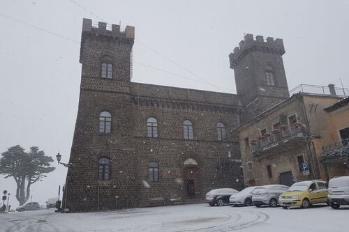 La neve è arrivata ai Castelli romani, disagi alla circolazione