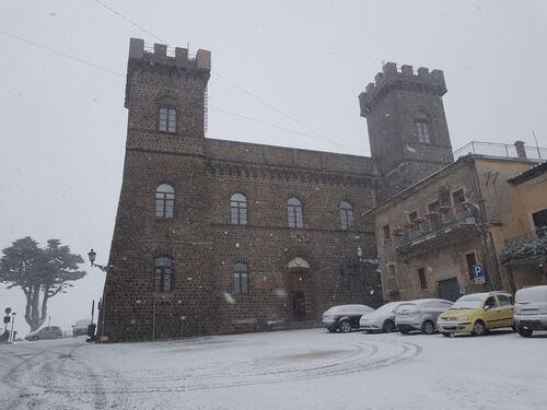 La neve è arrivata ai Castelli romani, disagi alla circolazione