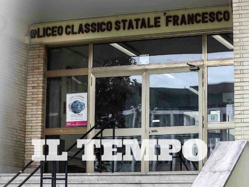 Prof. del liceo precipita a scuola dalla finestra del bagno