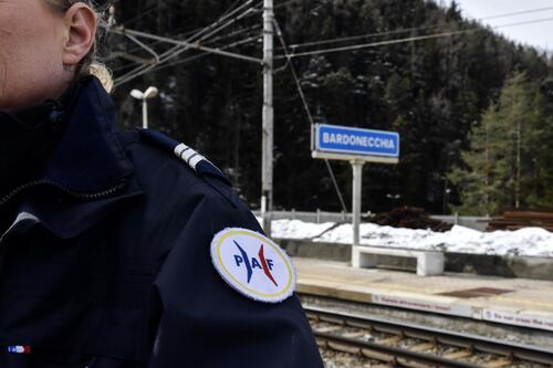 Blitz della polizia francese al centro migranti di Bardonecchia. È bufera: "Italia non è la toilette di Macron"