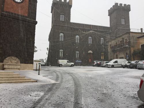 La neve scende sui Castelli Romani, i fiocchi imbiancano Rocca Priora