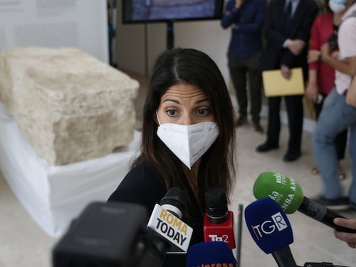 Virginia Raggi non si vaccina, i rivali la attaccano: "Ho gli anticorpi alti"