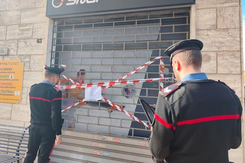 Roma, bomba davanti a un centro scommesse di Ciampino. Danni a palazzo e veicoli, è caccia ai responsabili