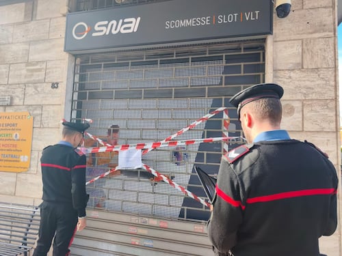 Roma, bomba davanti a un centro scommesse di Ciampino. Danni a palazzo e veicoli, è caccia ai responsabili