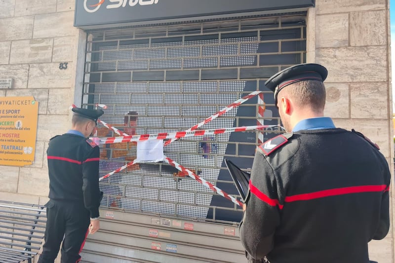 Roma, bomba davanti a un centro scommesse di Ciampino. Danni a palazzo e veicoli, è caccia ai responsabili