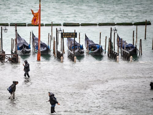 Venezia ancora sott'acqua. Terme di Saturnia sommerse dal fango