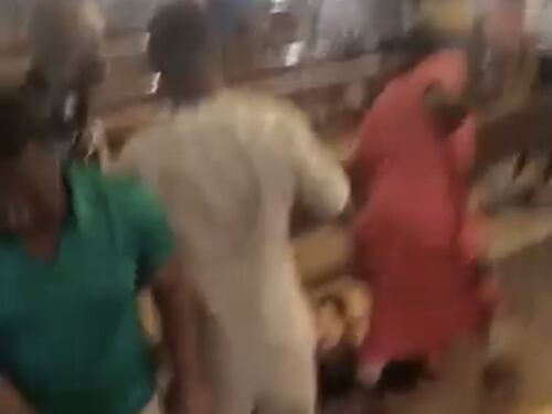 Terrore in Nigeria, commando armato spara in chiesa: decine di morti, sequestrati prete e fedeli