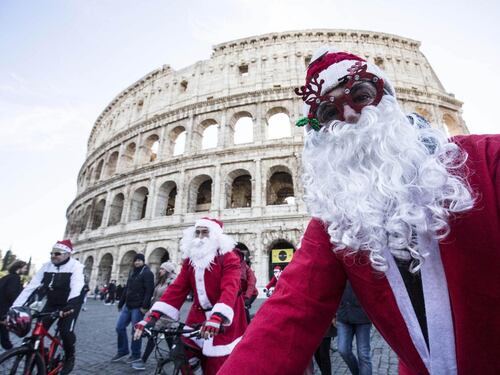 Dalla slitta alla bici, la carica dei Babbo Natale pedala per Roma