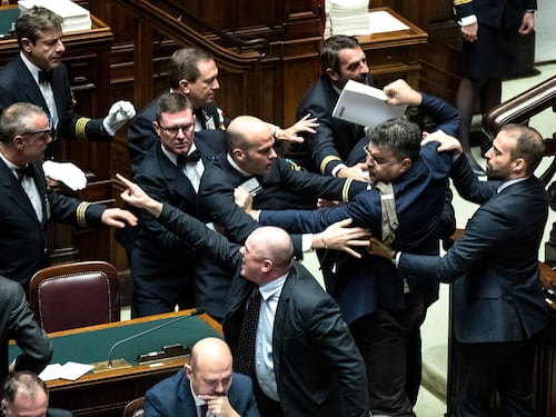 Bagarre alla Camera, volano fascicoli. Seduta sospesa