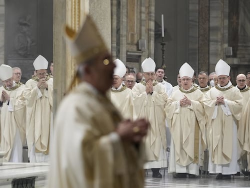 Papa Ratzinger, l'omaggio dei fedeli a Benedetto: la salma esposta per tre giorni