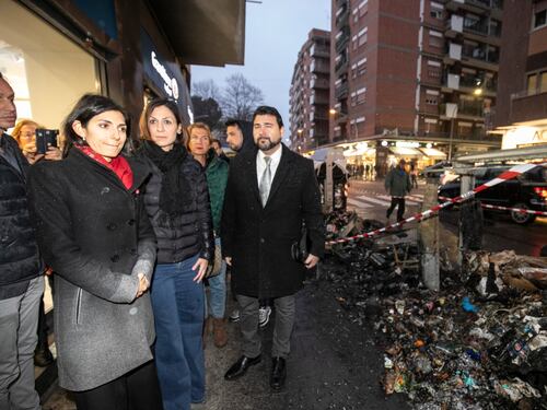 Bruciano i cassonetti sotto la casa della presidente di Municipio