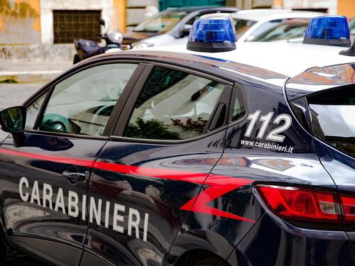 Trovata morta in casa: e uccisa con 15 coltellate. Fermato l’ex, vagava sulle dune di Sabaudia in stato confusionale