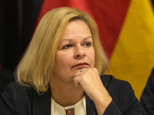 Migranti, la Germania vuole il "modello Italia-Albania". Panico nella sinistra