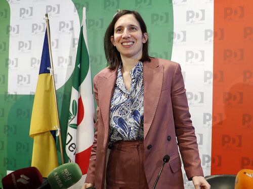 Elly Schlein, rivolta Pd e sospetti in chat. "L'armocromista? E chi la paga?"