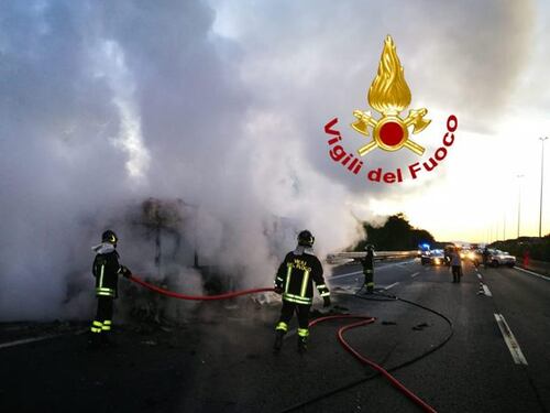 Un altro autobus a fuoco nella Capitale, fiamme e paura sul Raccordo