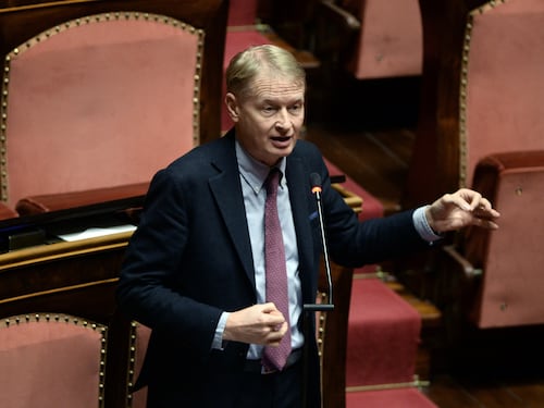 Il referendum taglia i grillini. Così Malan sfotte il M5s