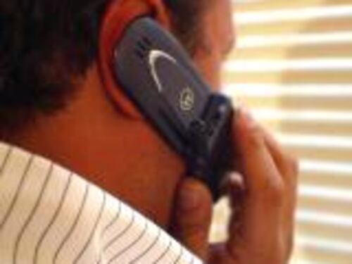 Chiede mille telefoni per i terremotati